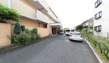 介護施設前の通りと建物