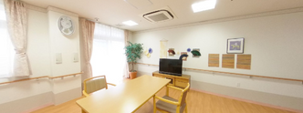 明るく清潔な介護施設のリビング