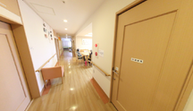 介護施設内の廊下と休憩スペース
