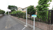 施設の外観と通り