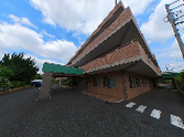 静かな周辺の建物外観