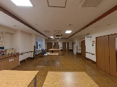 自然光が入る広々とした室内