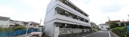 静かな住宅街に位置する施設