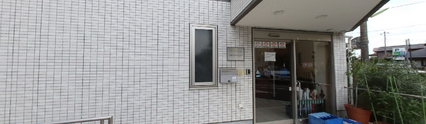 明るい介護施設の外観