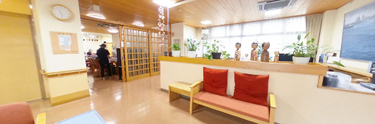 介護施設のエントランスと受付