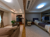 明るい二部屋が並ぶ内装