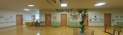 広々とした介護施設のエントランスホール