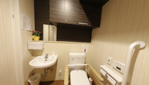 手すり付きのトイレ空間