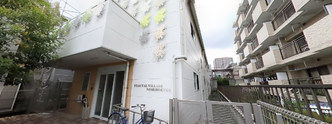 清潔な外観の施設入口