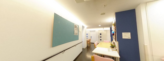 介護施設の内部の通路