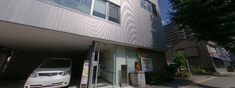 介護施設の入り口と周囲
