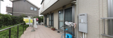 緑豊かな介護施設の通路