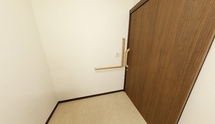 介護施設の明るいトイレ空間