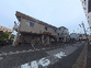 施設前の落ち着いた道路
