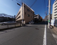 明るい日差しの中の介護施設