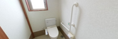 明るく清潔なトイレの内部空間