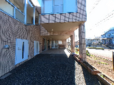 穏やかな外観の建物