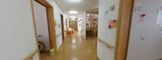 介護施設の廊下と各部屋の入り口