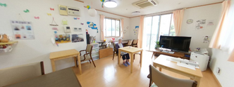 介護施設の清潔な居間空間