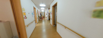 介護施設内部の廊下と居室