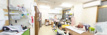 明るく活気のある介護施設内部