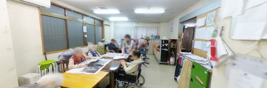 介護施設の居間とキッチンエリア