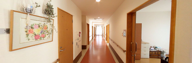 温かみのある職場の内部風景
