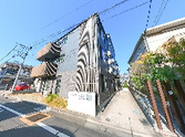 新築そうな清潔な施設外観