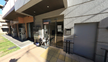 温かみのある介護施設のエントランス