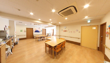 施設内の明るい共有空間