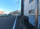 自転車が並ぶ建物外観