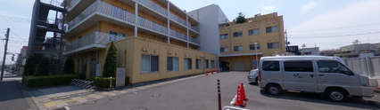 介護施設外観と接道風景