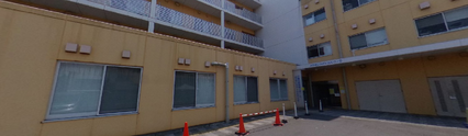 ゆとりある施設外観と駐車スペース