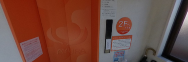 エントランスホールと情報掲示スペース
