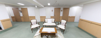 広々とした介護施設の内観