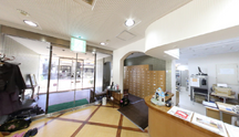 広々とした介護施設のロビー
