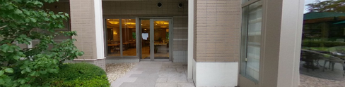 緑豊かな介護施設の共用スペース