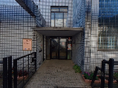 円形屋根の建物入口  