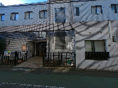 街路に面した建物外観  
