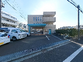 建物入口前の駐車場