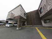 清潔で広々とした施設入口