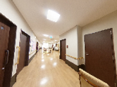 広々清潔な廊下と休憩所