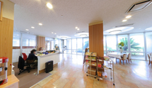 広いフロアの介護施設の受付