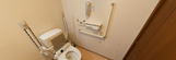 介護施設のトイレと廊下