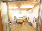広々とした介護施設の居室内部