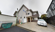 ゆったりとした外観の建物