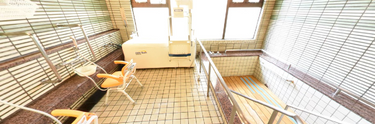 介護施設内の設備充実した浴室