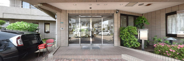 介護施設の玄関と車