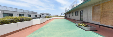 介護施設の屋上庭園と外観