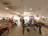 陽が差し込む広い部屋